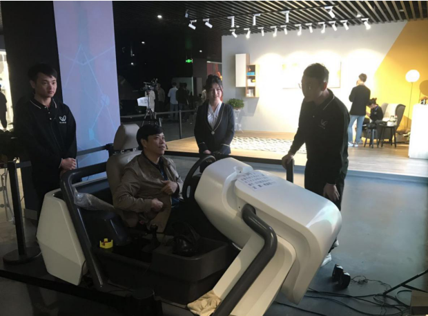 集團董事長親臨VR展館，感受科技魅力